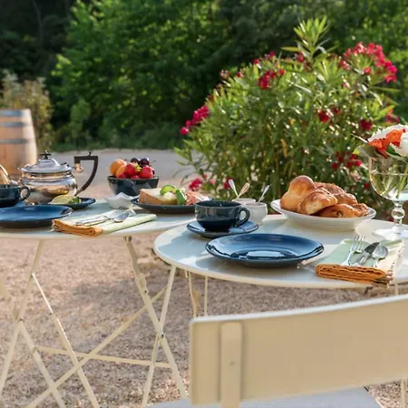 Mas De La Baume Bed & Breakfast
