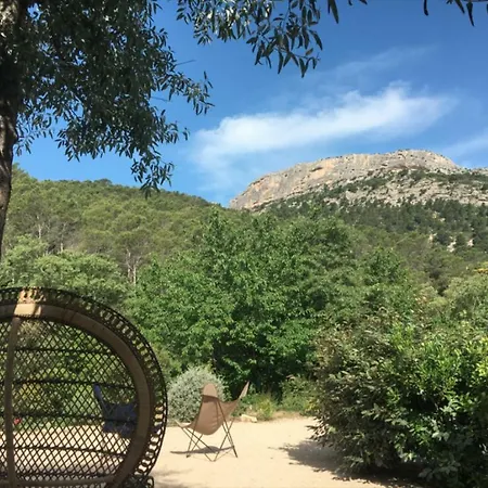 Mas De La Baume Bed & Breakfast *